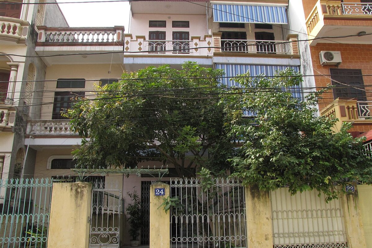 Dãy nhà phố ở một thị xã Việt Nam
