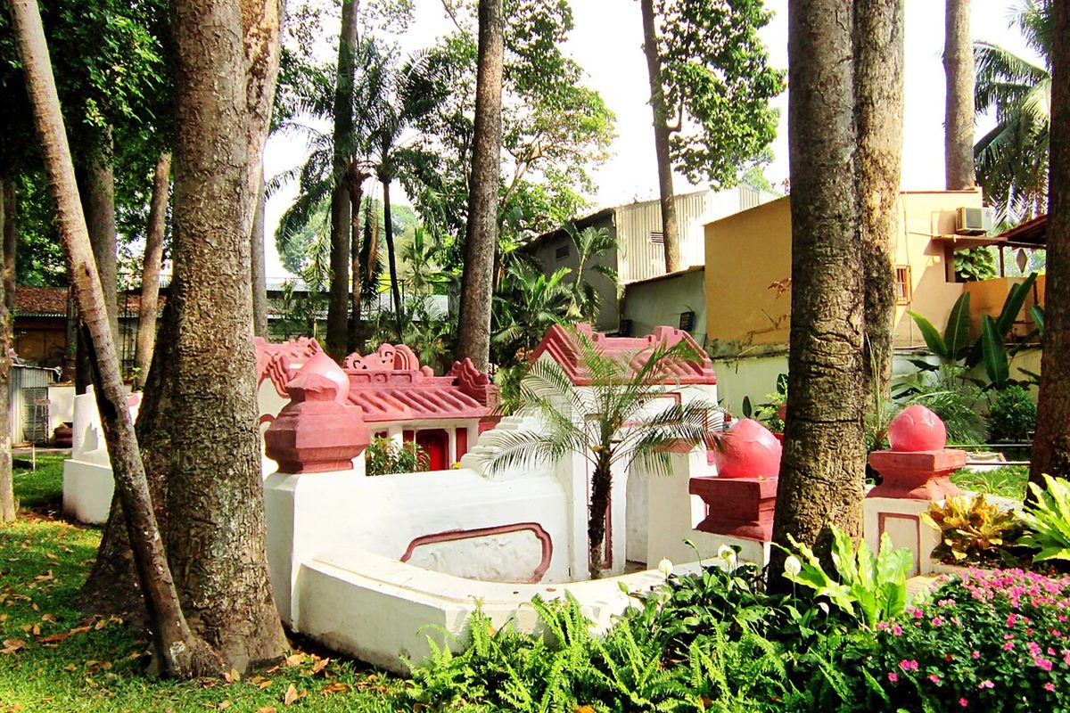 Những ngôi mộ cổ trong vườn