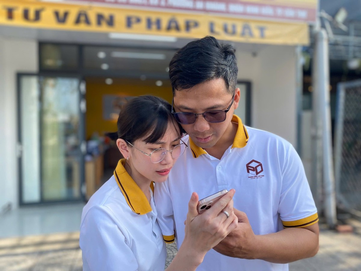 Luật sư Nguyễn Vũ Phong và luật sư Phạm Trần Bảo Trân trước văn phòng