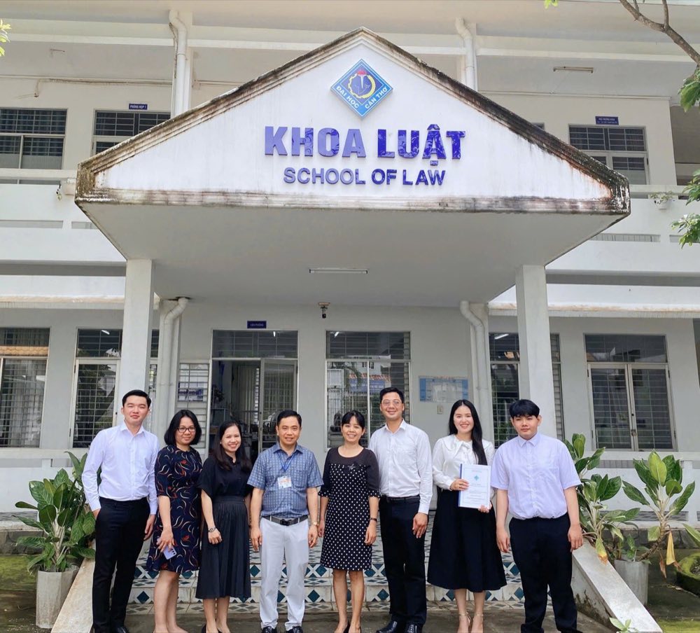 Luật sư Nguyễn Vũ Phong cùng thầy cô trước Khoa Luật, Đại học Cần Thơ