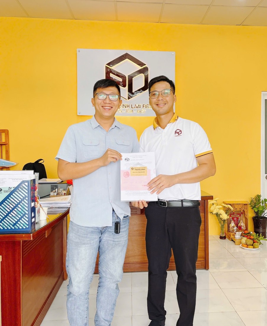 Luật sư Nguyễn Vũ Phong ký hợp đồng dịch vụ pháp lý với khách tại văn phòng Phong Dinh